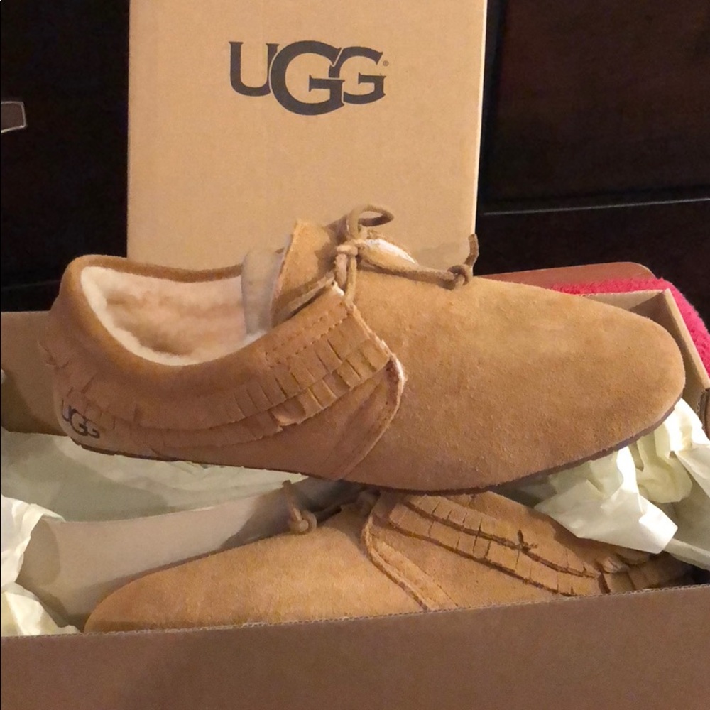 UGG MOCCASIN